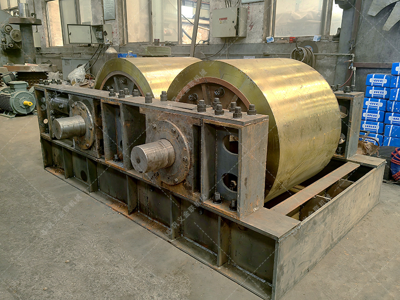 硅礦石對(duì)輥制砂機(jī)：180噸/時(shí)高效能，如何選擇實(shí)力廠家是關(guān)鍵