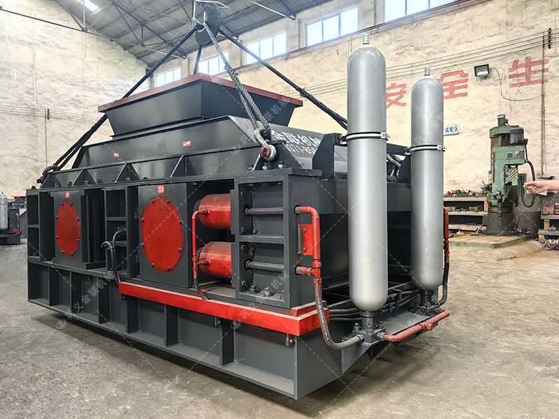 時產(chǎn)100噸和200噸的石灰石生產(chǎn)線，選擇的液壓對輥制砂機有何不同？